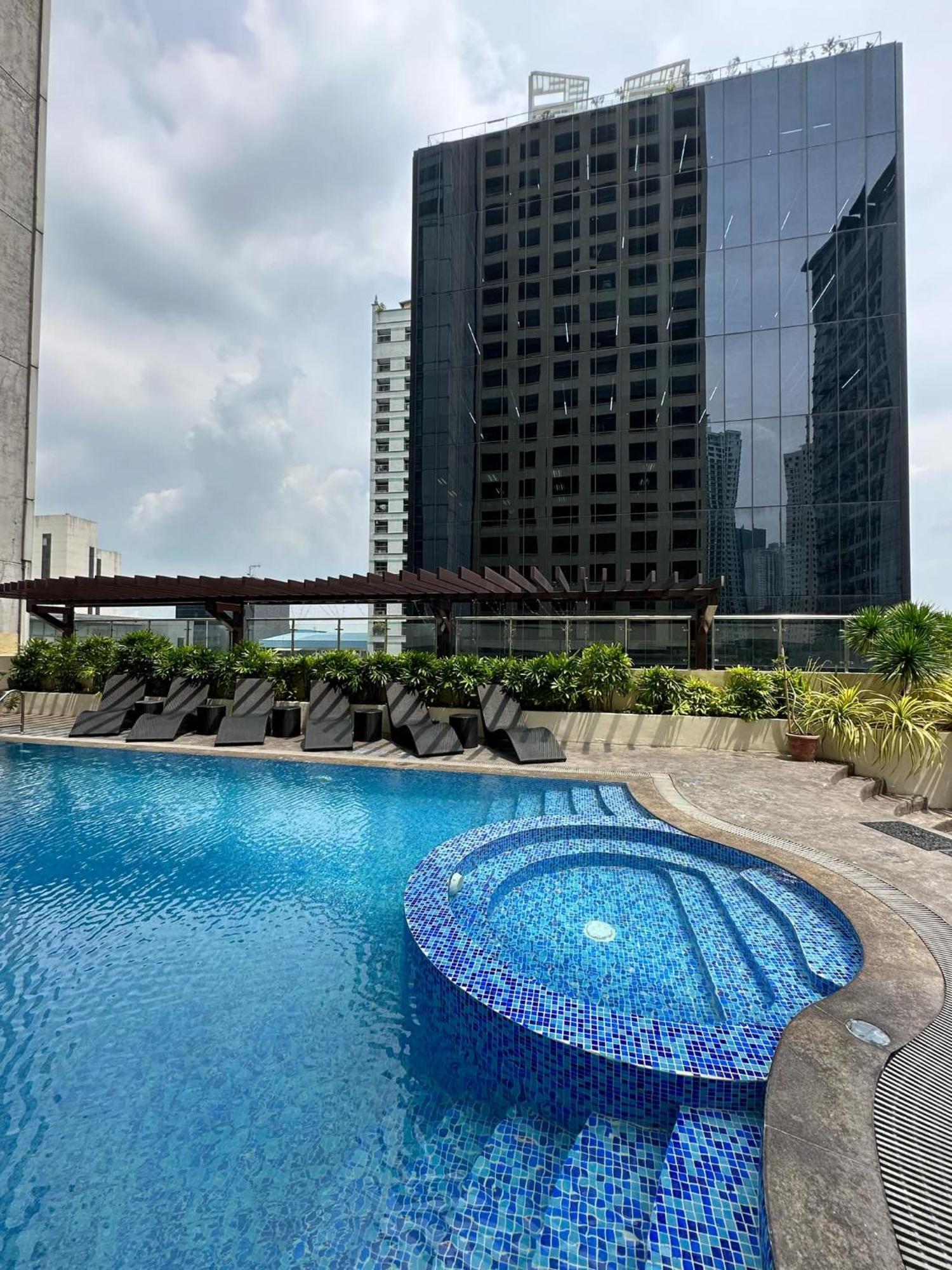 One Bedroom With Balcony By Christine Suites Ph In Greenbelt Radisson 마카티 외부 사진