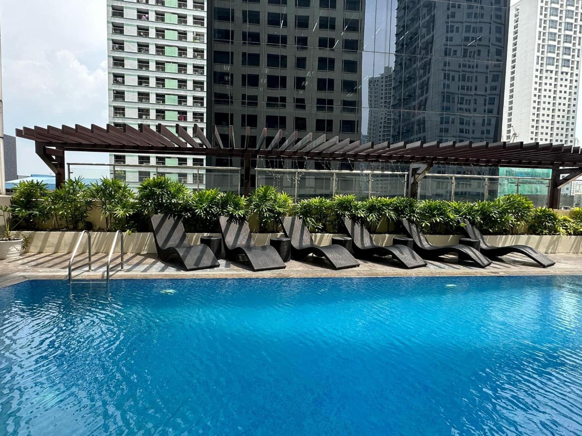 One Bedroom With Balcony By Christine Suites Ph In Greenbelt Radisson 마카티 외부 사진