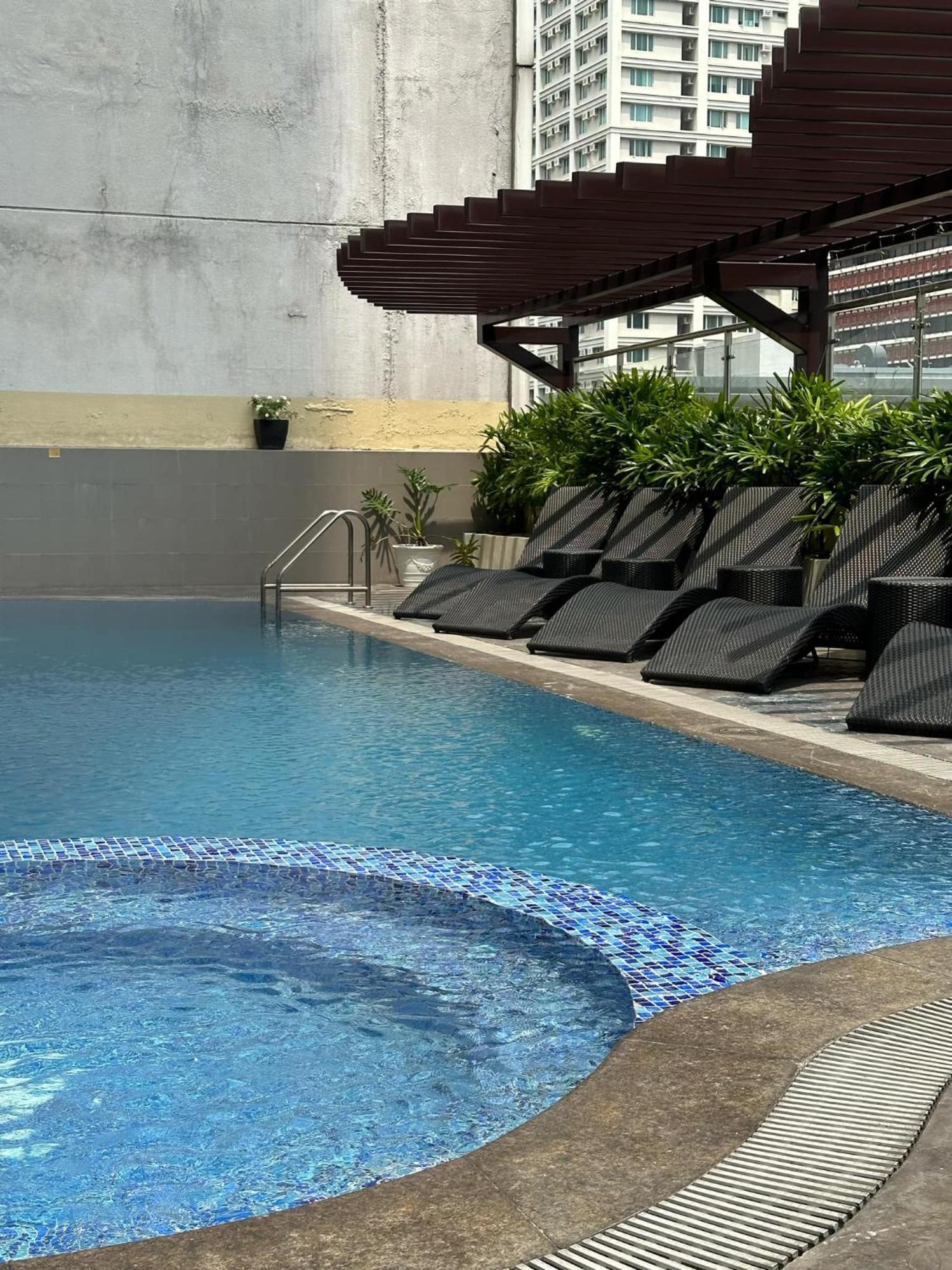 One Bedroom With Balcony By Christine Suites Ph In Greenbelt Radisson 마카티 외부 사진