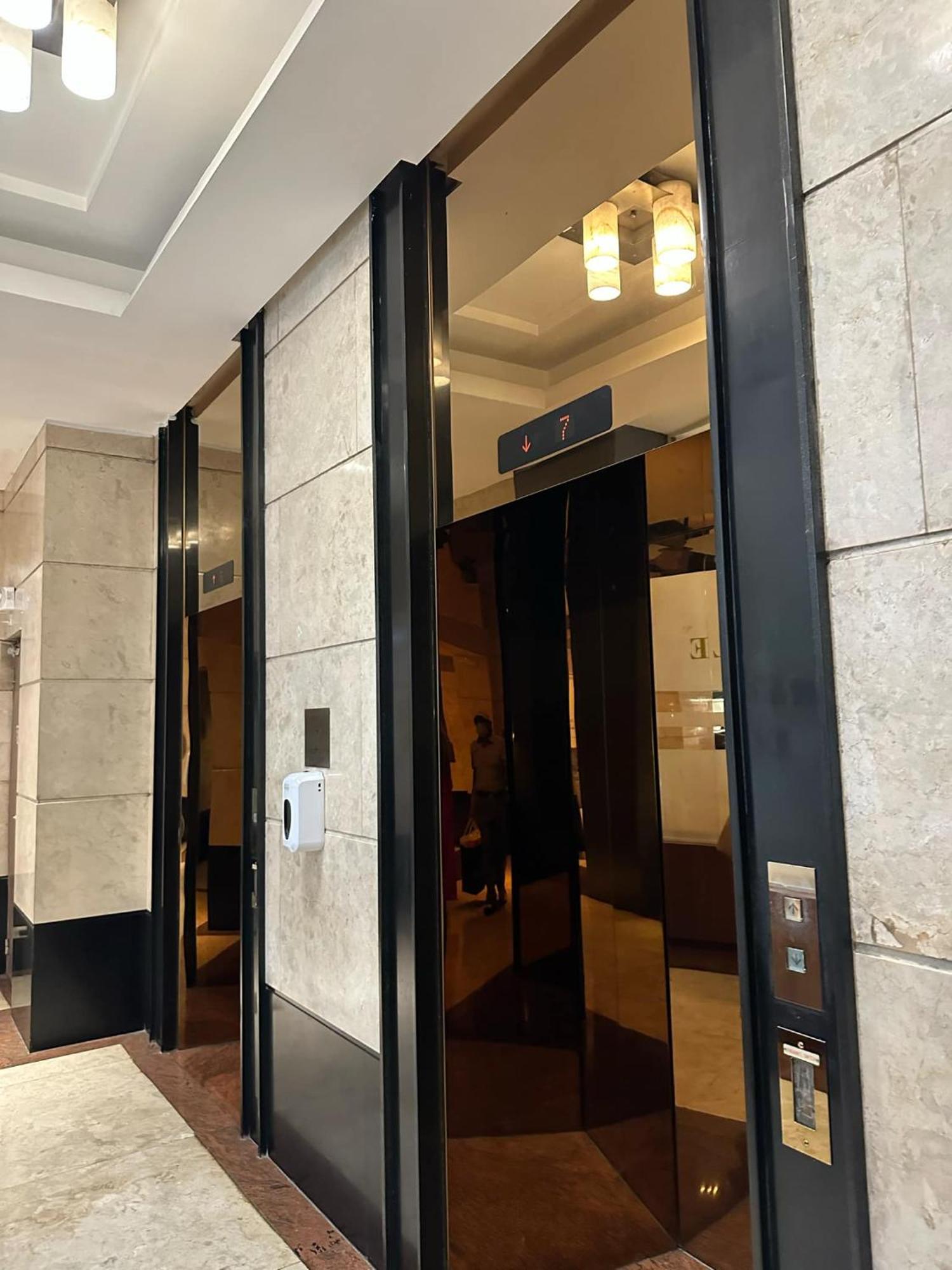 One Bedroom With Balcony By Christine Suites Ph In Greenbelt Radisson 마카티 외부 사진