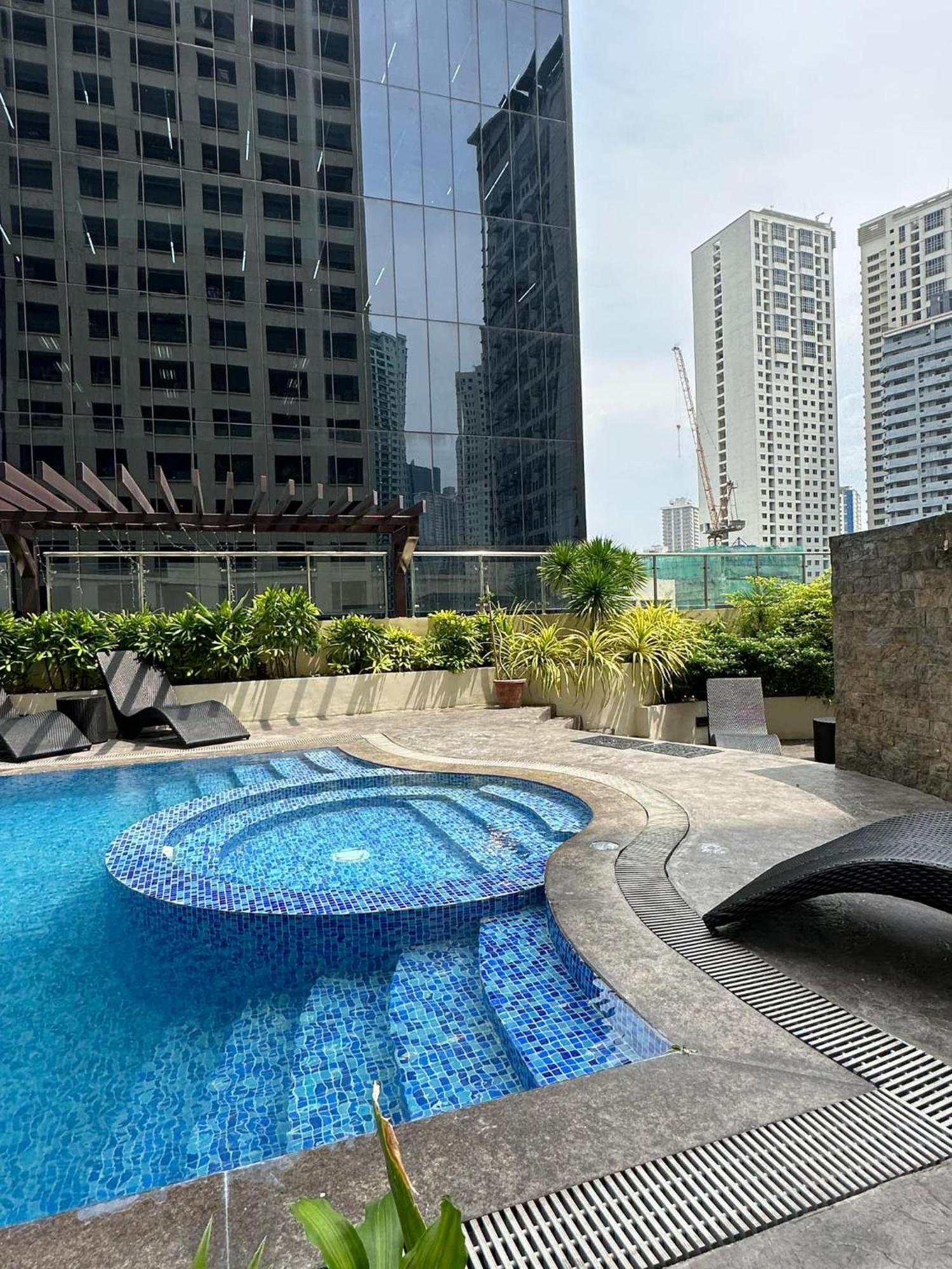 One Bedroom With Balcony By Christine Suites Ph In Greenbelt Radisson 마카티 외부 사진