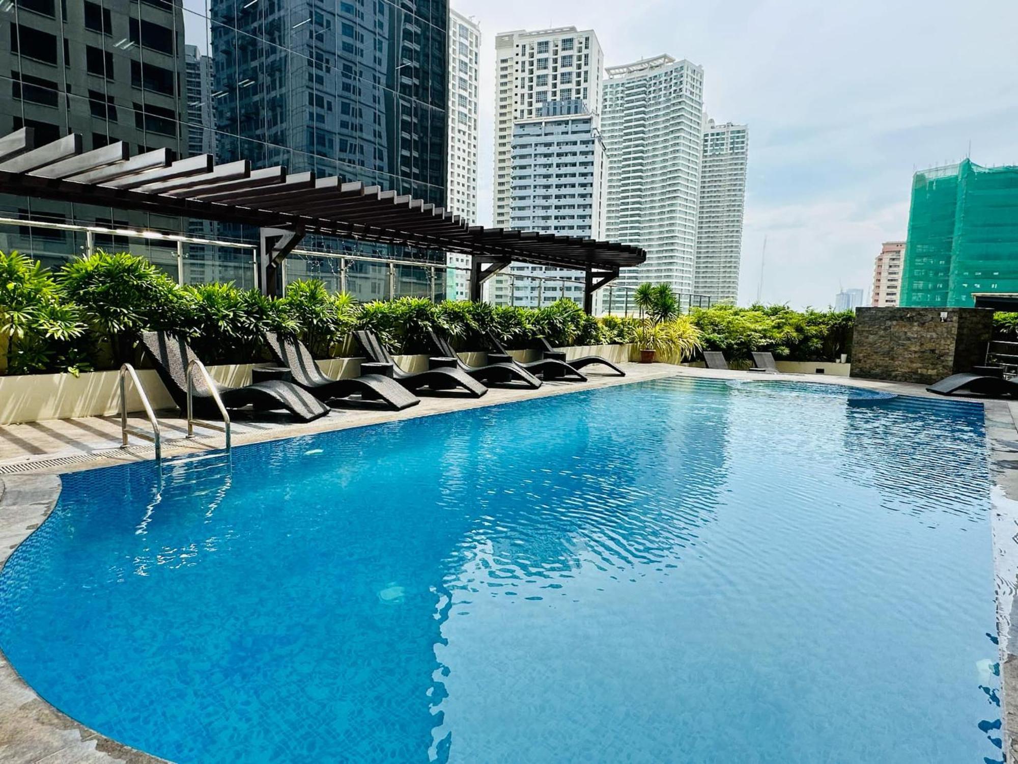 One Bedroom With Balcony By Christine Suites Ph In Greenbelt Radisson 마카티 외부 사진