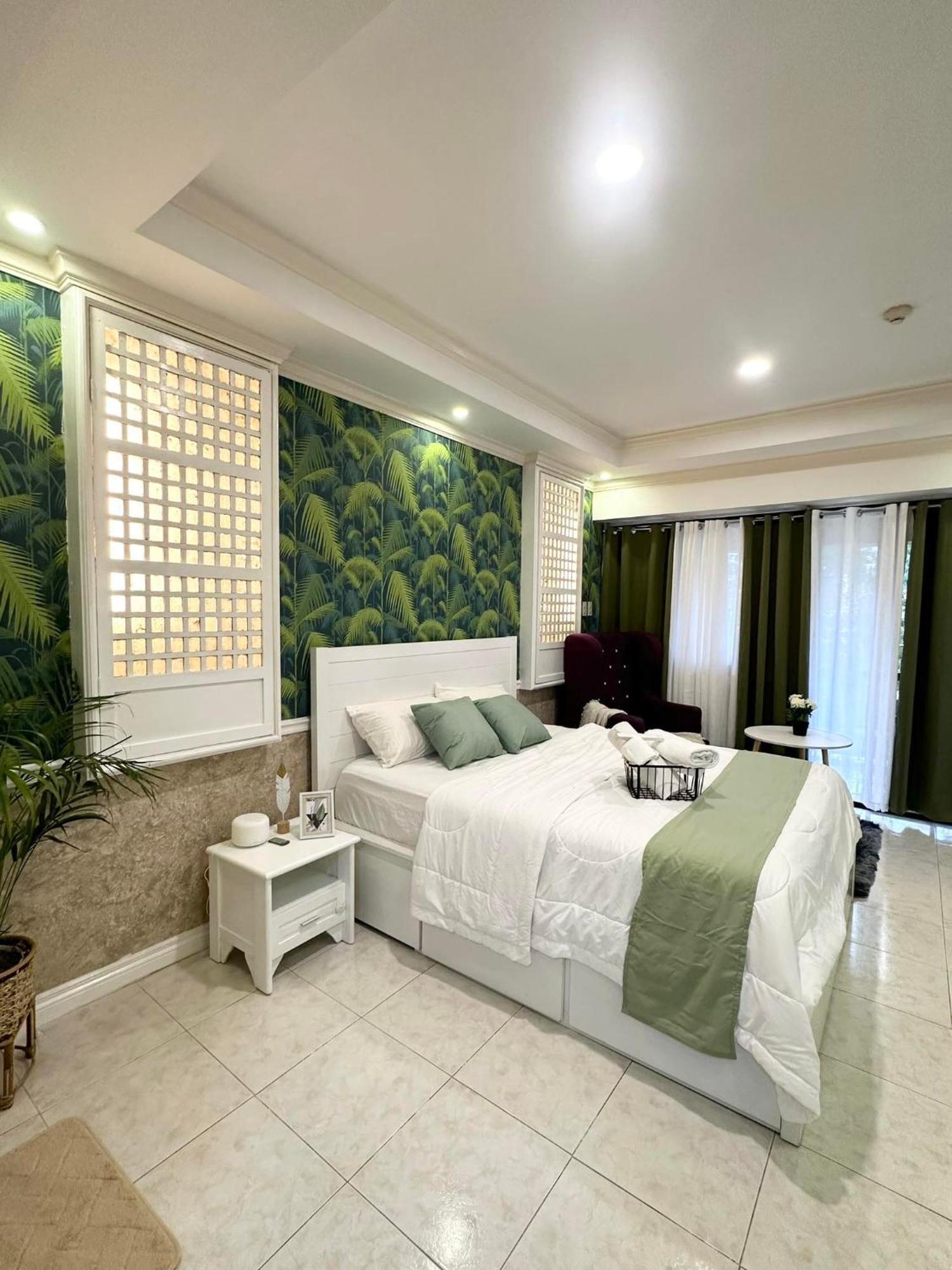 One Bedroom With Balcony By Christine Suites Ph In Greenbelt Radisson 마카티 외부 사진
