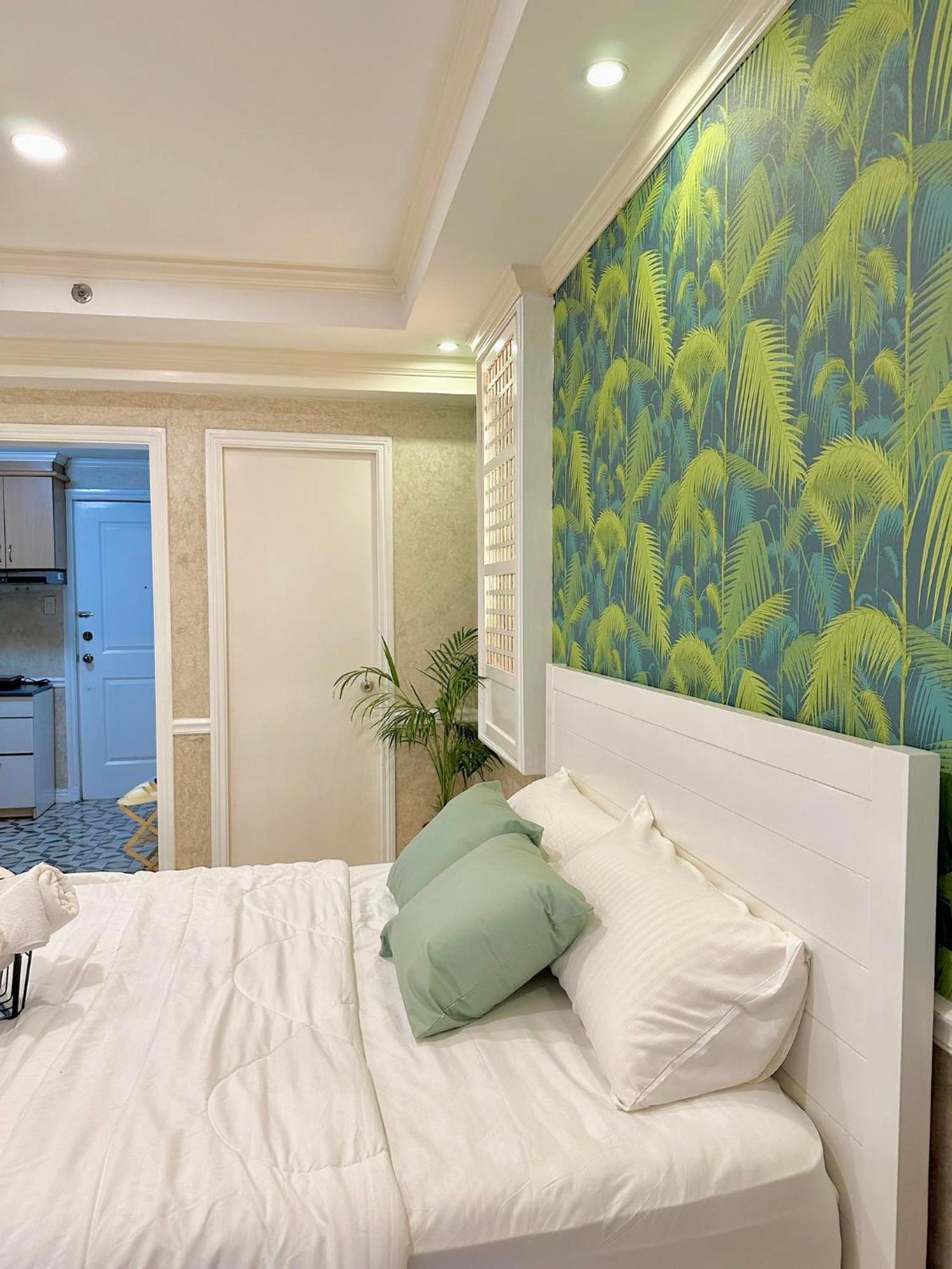 One Bedroom With Balcony By Christine Suites Ph In Greenbelt Radisson 마카티 외부 사진
