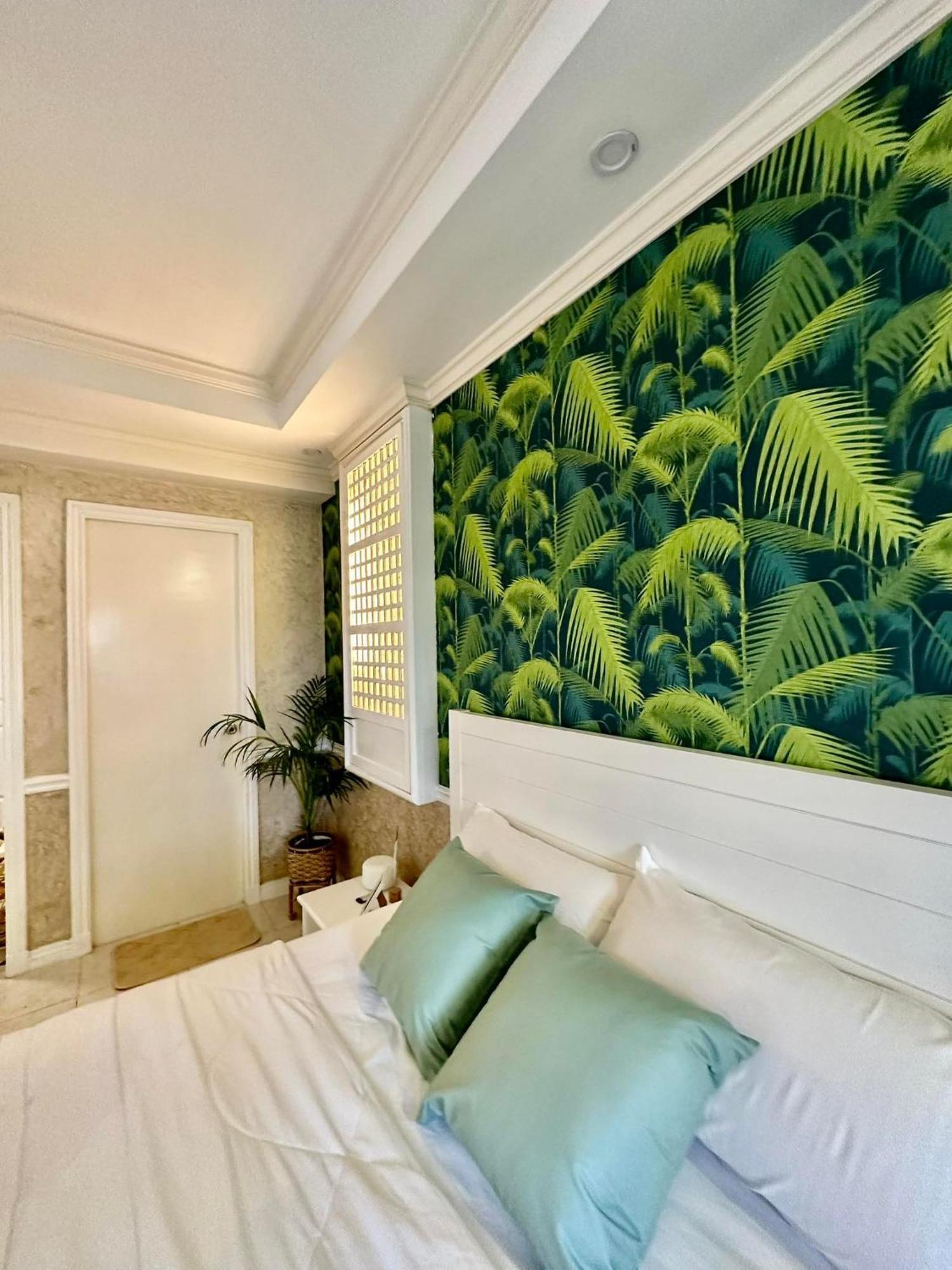 One Bedroom With Balcony By Christine Suites Ph In Greenbelt Radisson 마카티 외부 사진