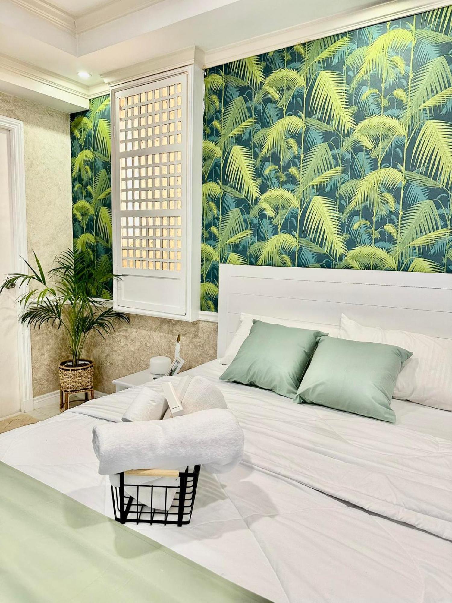 One Bedroom With Balcony By Christine Suites Ph In Greenbelt Radisson 마카티 외부 사진