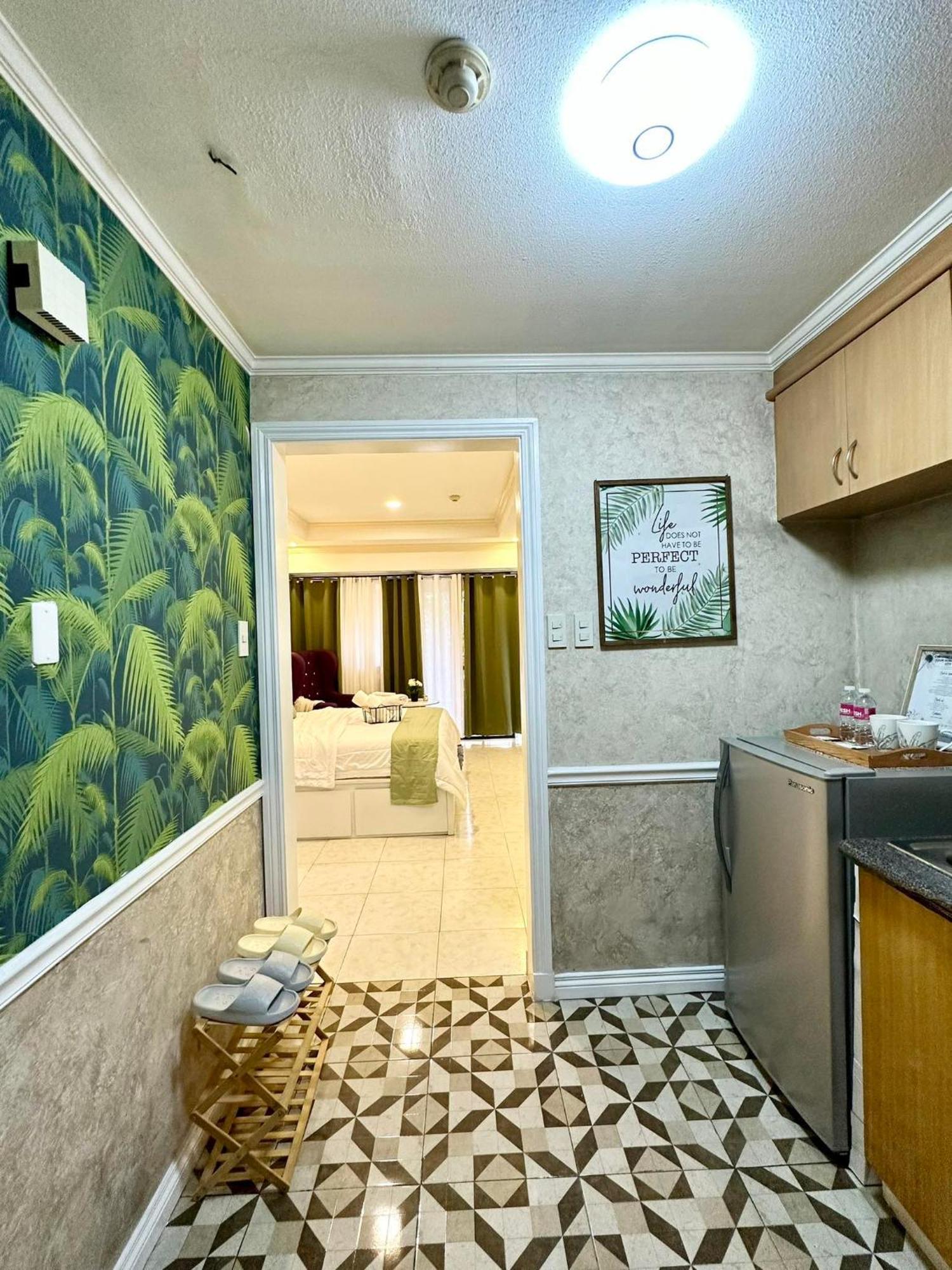 One Bedroom With Balcony By Christine Suites Ph In Greenbelt Radisson 마카티 외부 사진