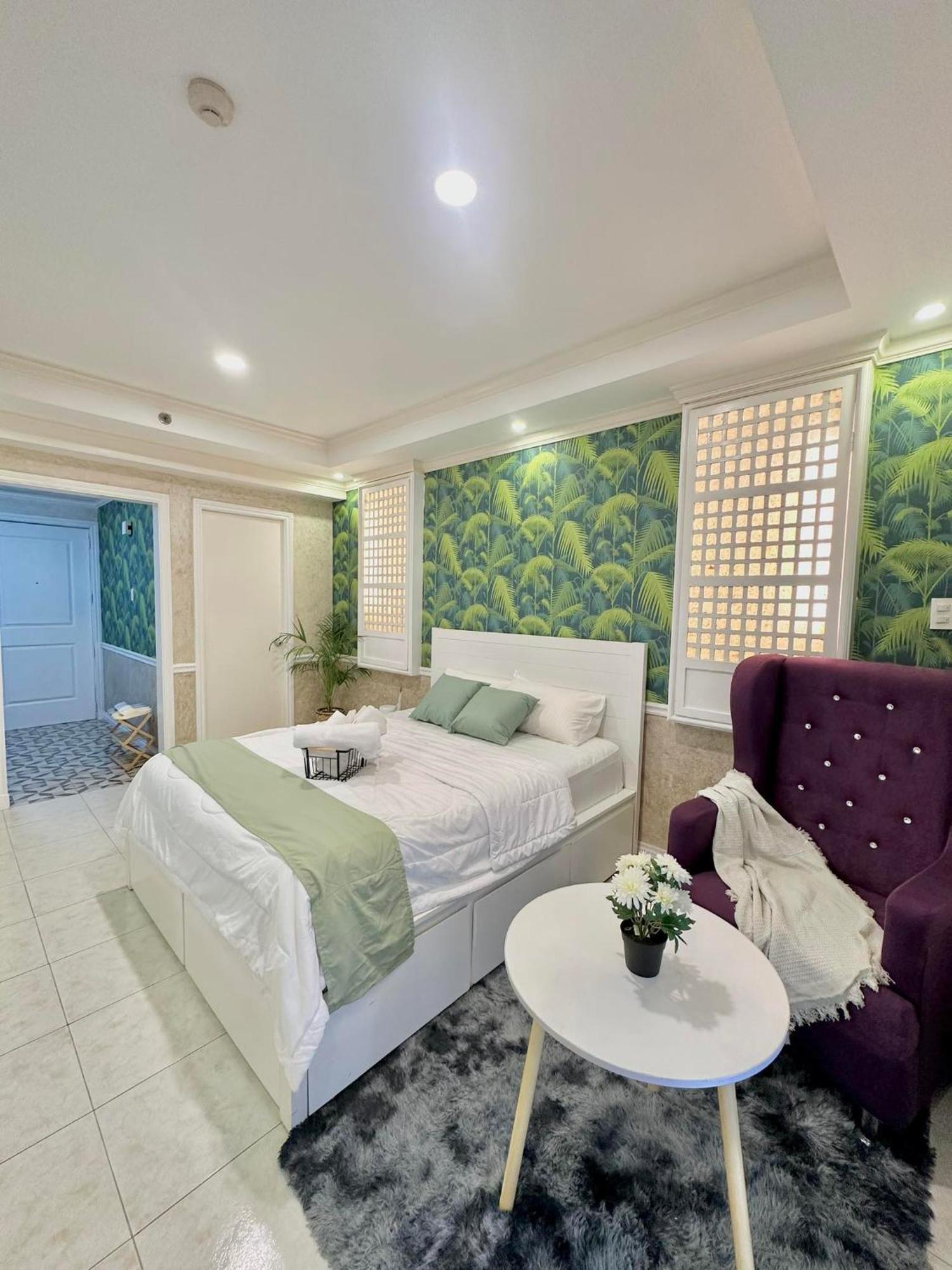 One Bedroom With Balcony By Christine Suites Ph In Greenbelt Radisson 마카티 외부 사진