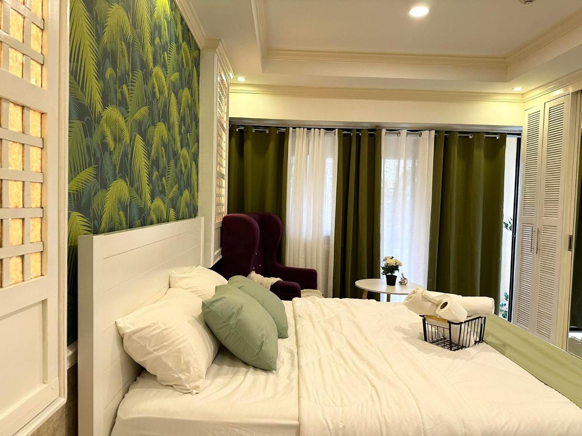One Bedroom With Balcony By Christine Suites Ph In Greenbelt Radisson 마카티 외부 사진