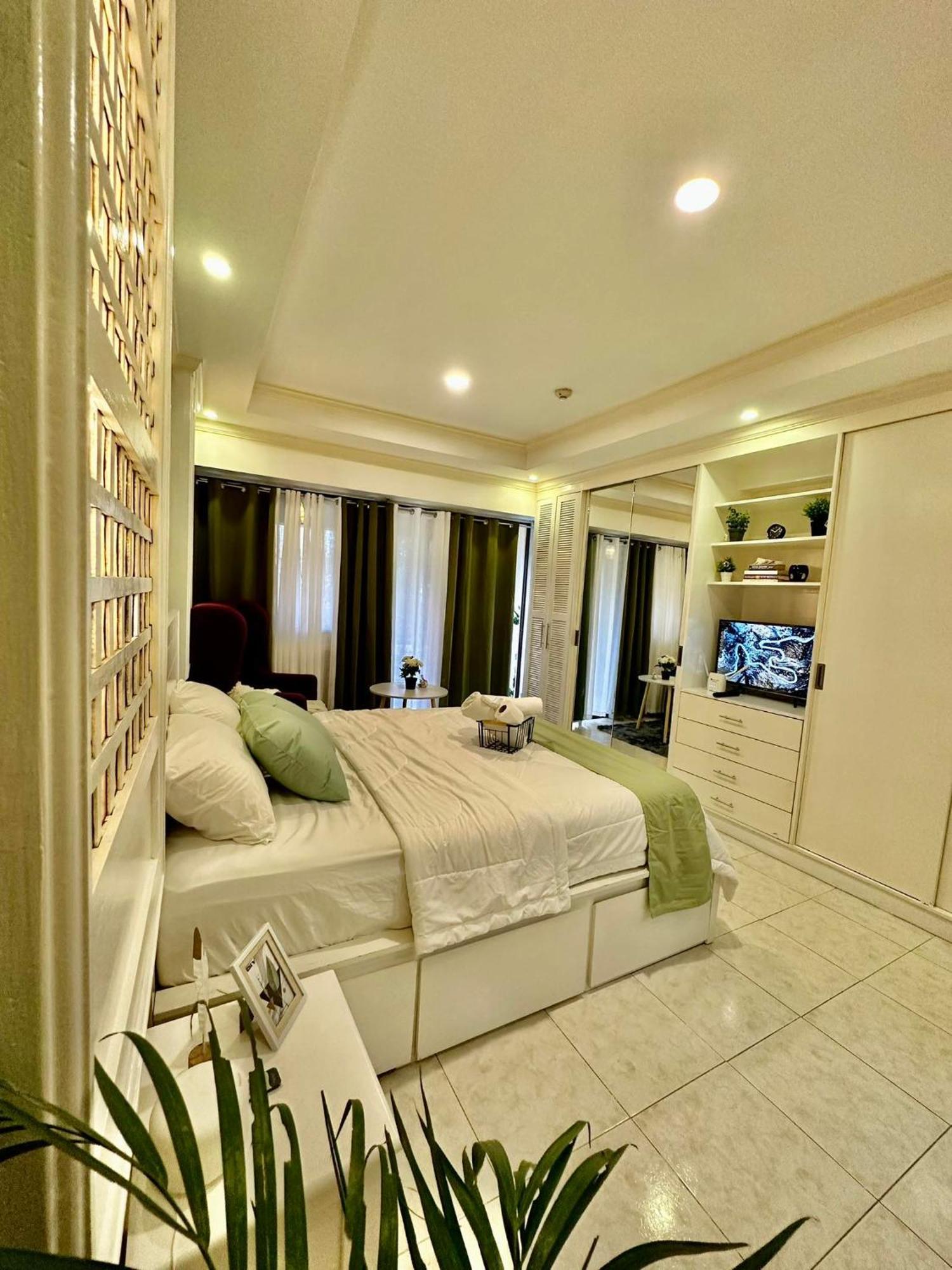 One Bedroom With Balcony By Christine Suites Ph In Greenbelt Radisson 마카티 외부 사진