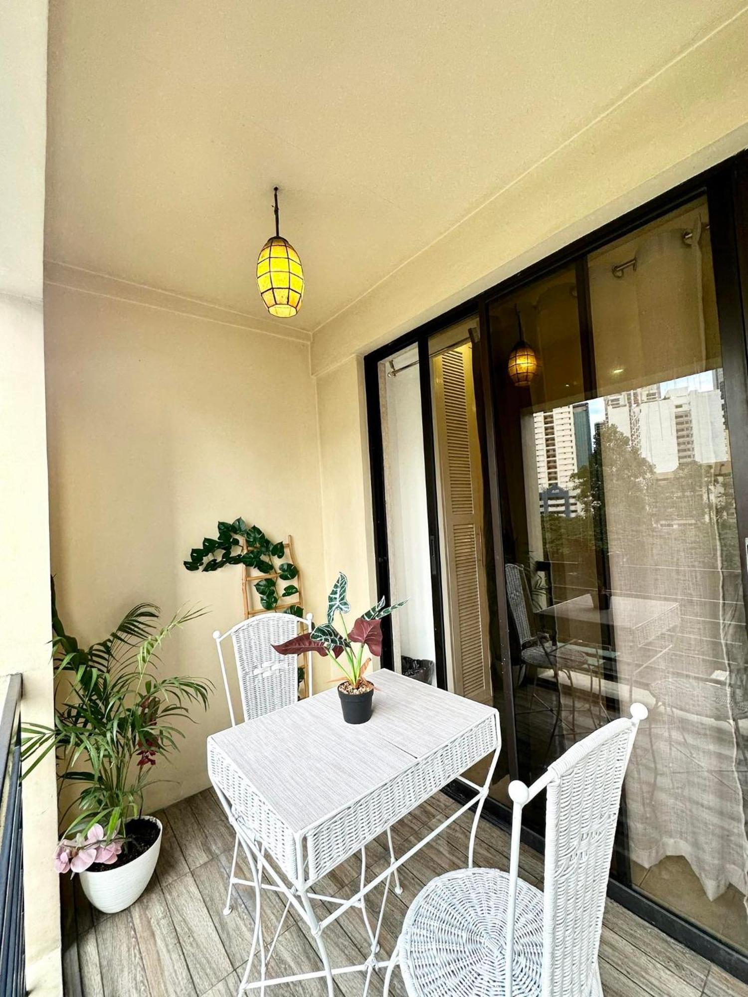 One Bedroom With Balcony By Christine Suites Ph In Greenbelt Radisson 마카티 외부 사진