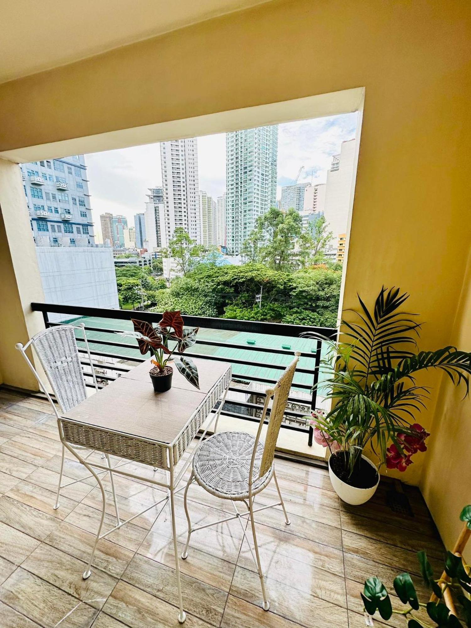 One Bedroom With Balcony By Christine Suites Ph In Greenbelt Radisson 마카티 외부 사진