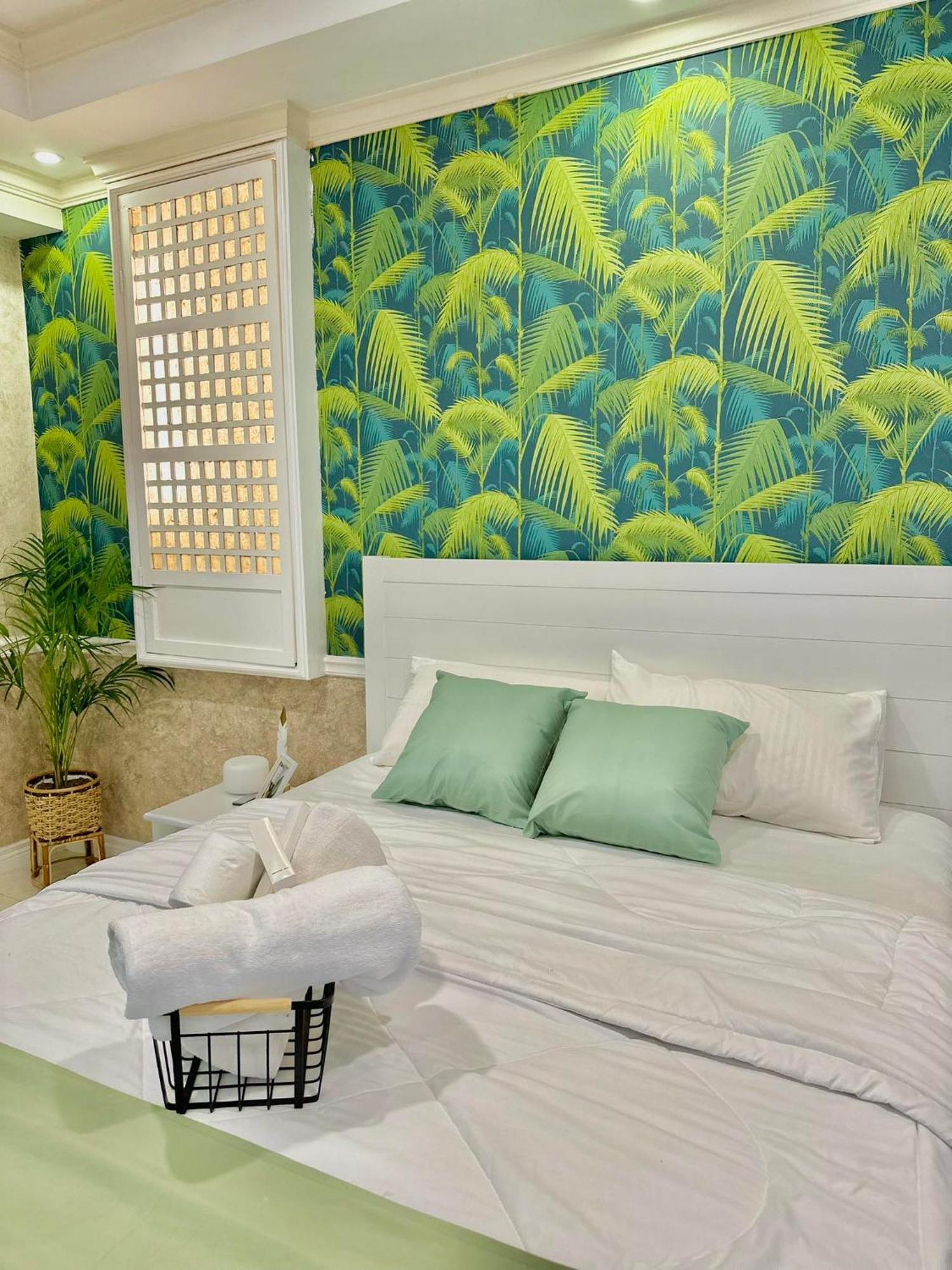 One Bedroom With Balcony By Christine Suites Ph In Greenbelt Radisson 마카티 외부 사진