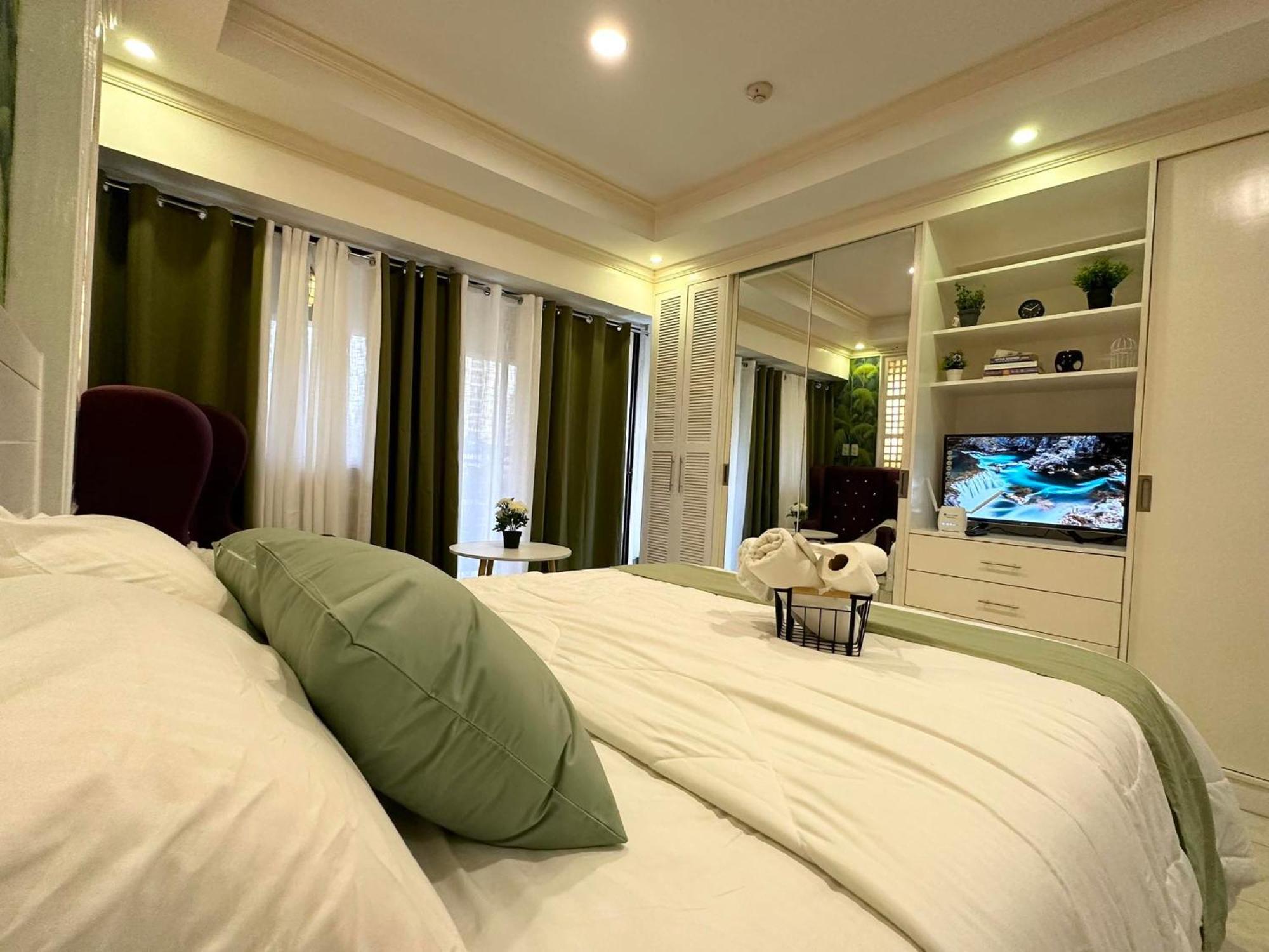 One Bedroom With Balcony By Christine Suites Ph In Greenbelt Radisson 마카티 외부 사진