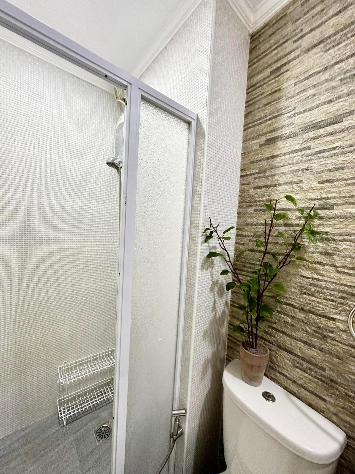 One Bedroom With Balcony By Christine Suites Ph In Greenbelt Radisson 마카티 외부 사진