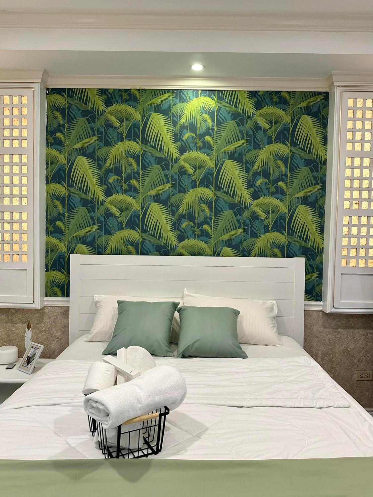 One Bedroom With Balcony By Christine Suites Ph In Greenbelt Radisson 마카티 외부 사진