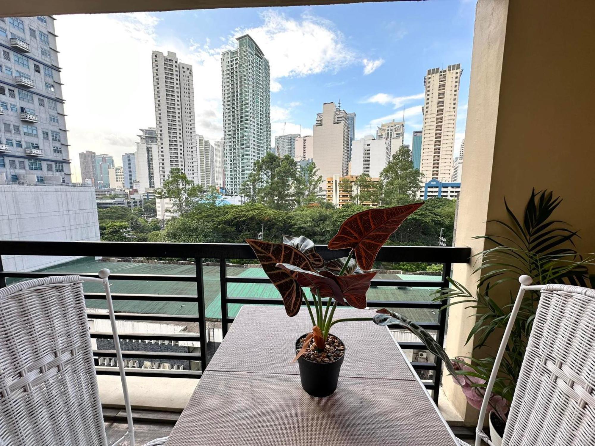 One Bedroom With Balcony By Christine Suites Ph In Greenbelt Radisson 마카티 외부 사진