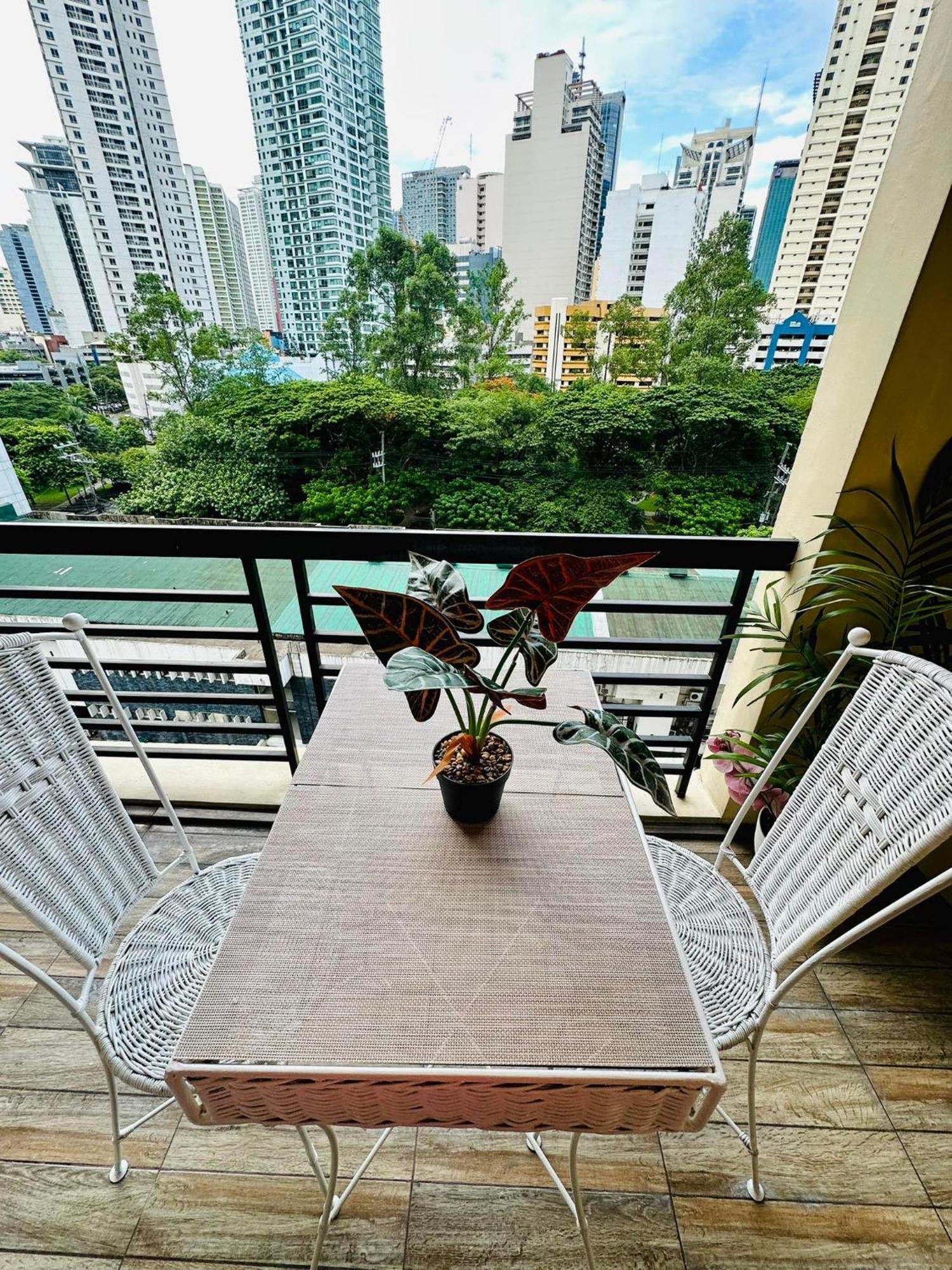 One Bedroom With Balcony By Christine Suites Ph In Greenbelt Radisson 마카티 외부 사진