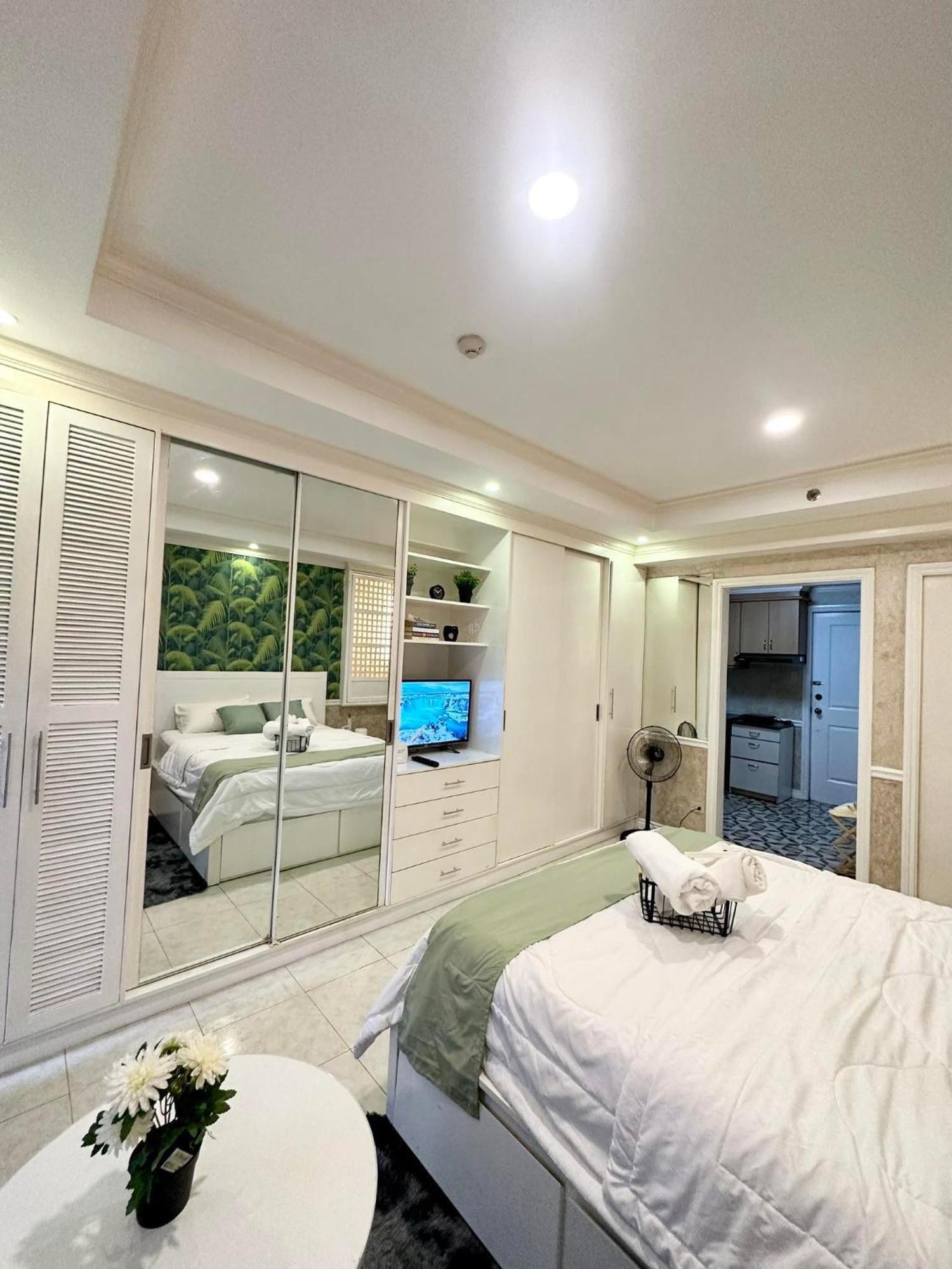One Bedroom With Balcony By Christine Suites Ph In Greenbelt Radisson 마카티 외부 사진