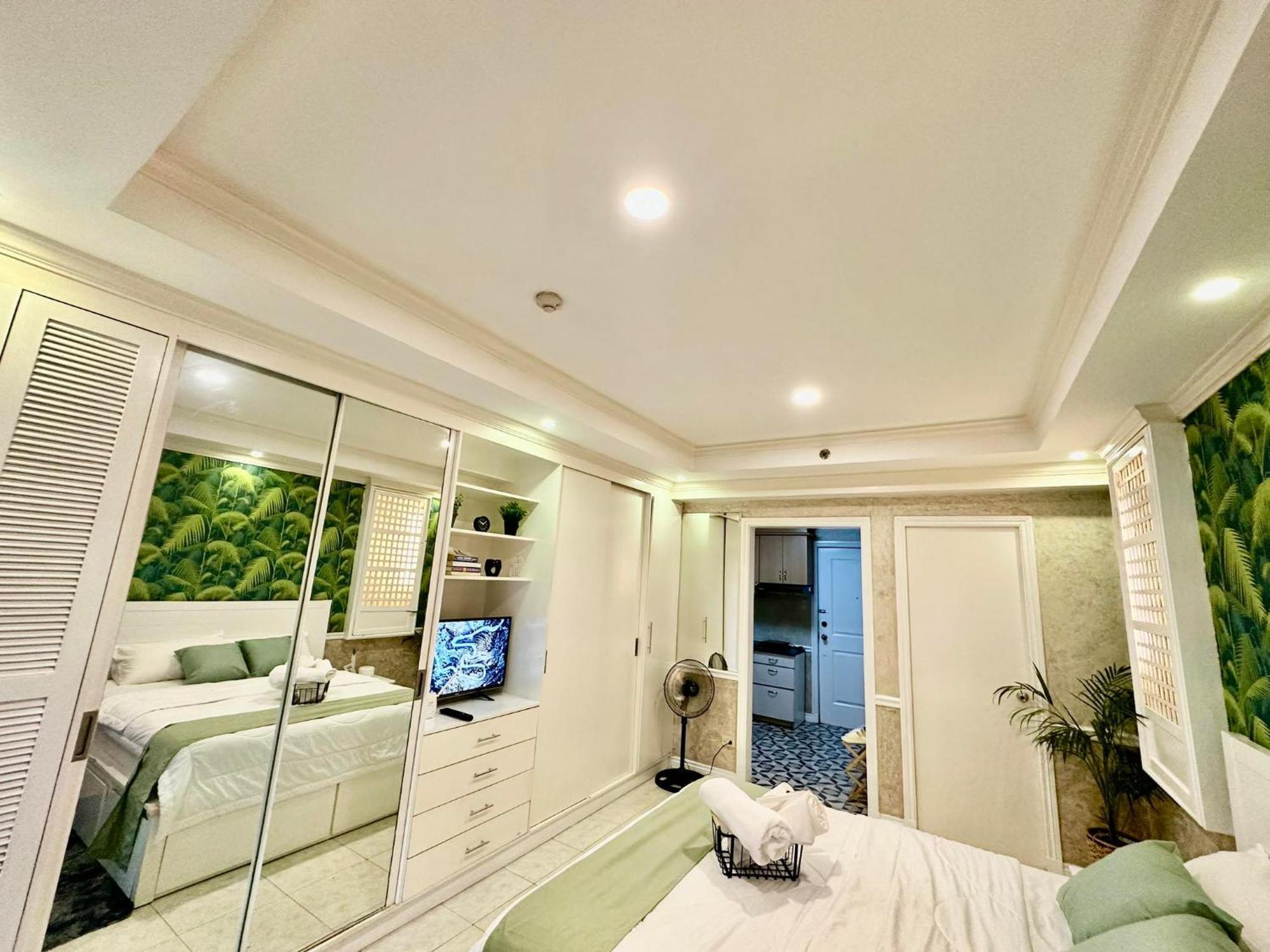 One Bedroom With Balcony By Christine Suites Ph In Greenbelt Radisson 마카티 외부 사진