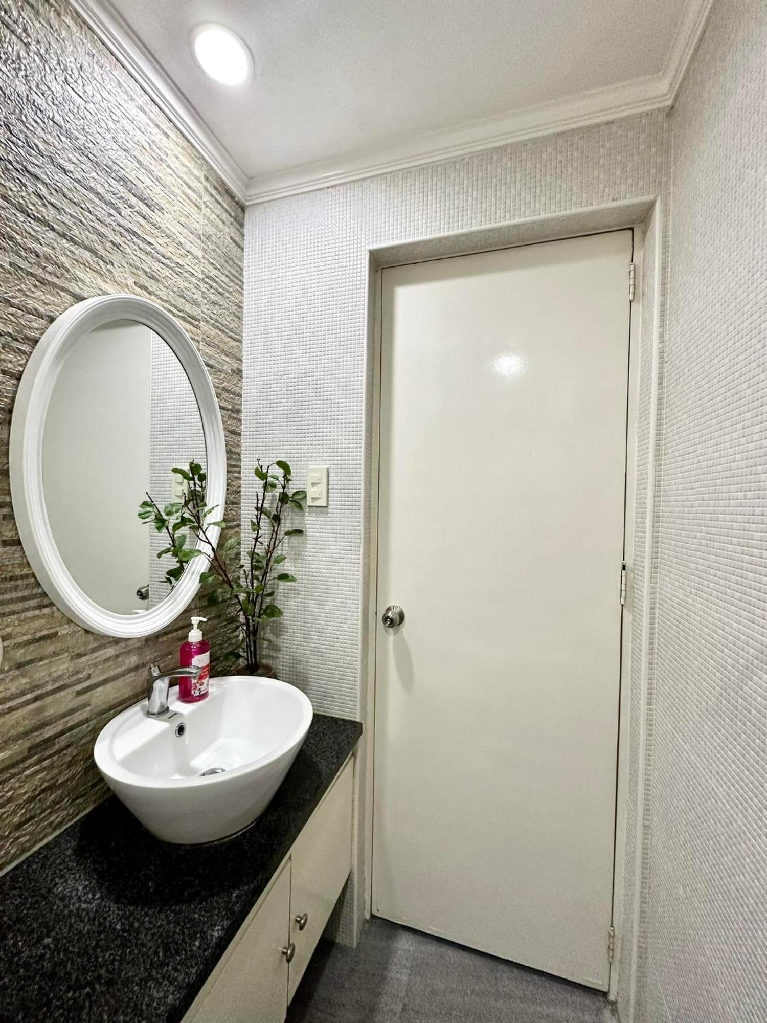 One Bedroom With Balcony By Christine Suites Ph In Greenbelt Radisson 마카티 외부 사진