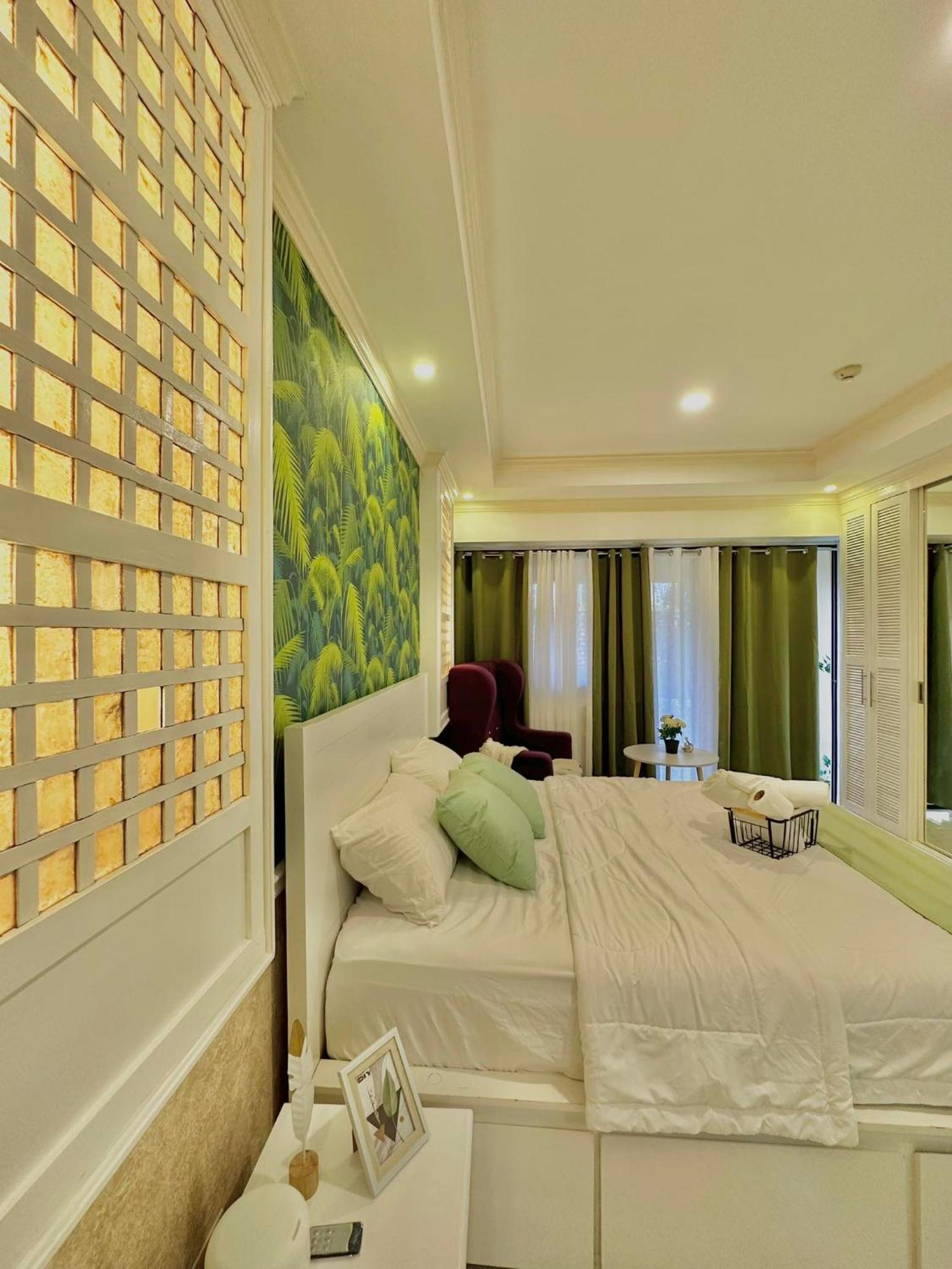 One Bedroom With Balcony By Christine Suites Ph In Greenbelt Radisson 마카티 외부 사진