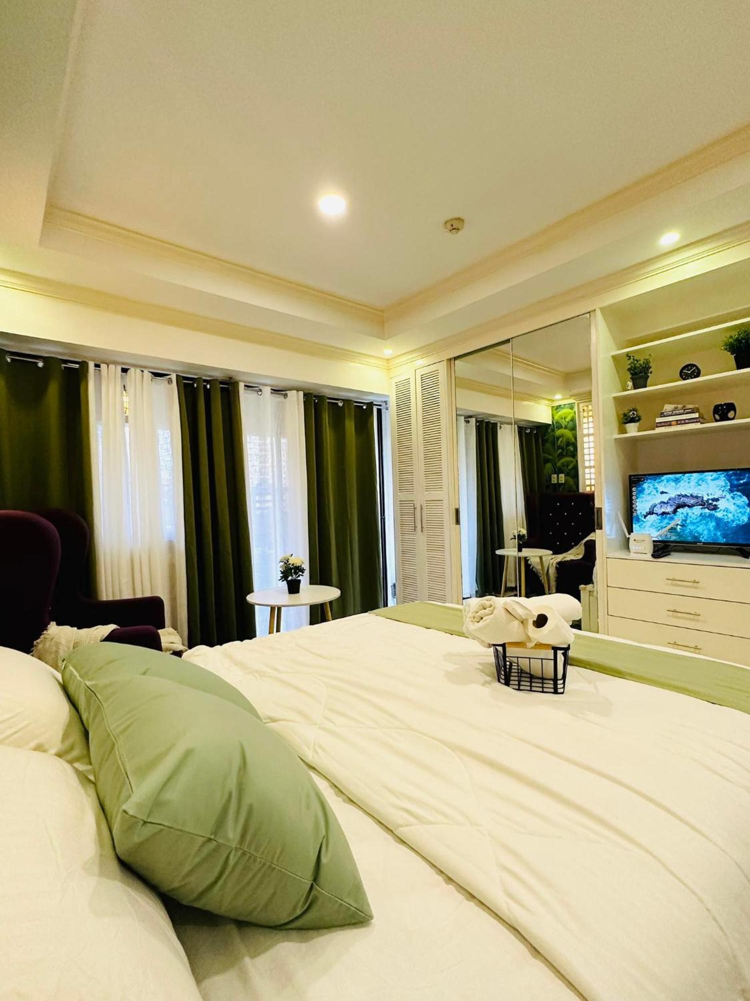 One Bedroom With Balcony By Christine Suites Ph In Greenbelt Radisson 마카티 외부 사진