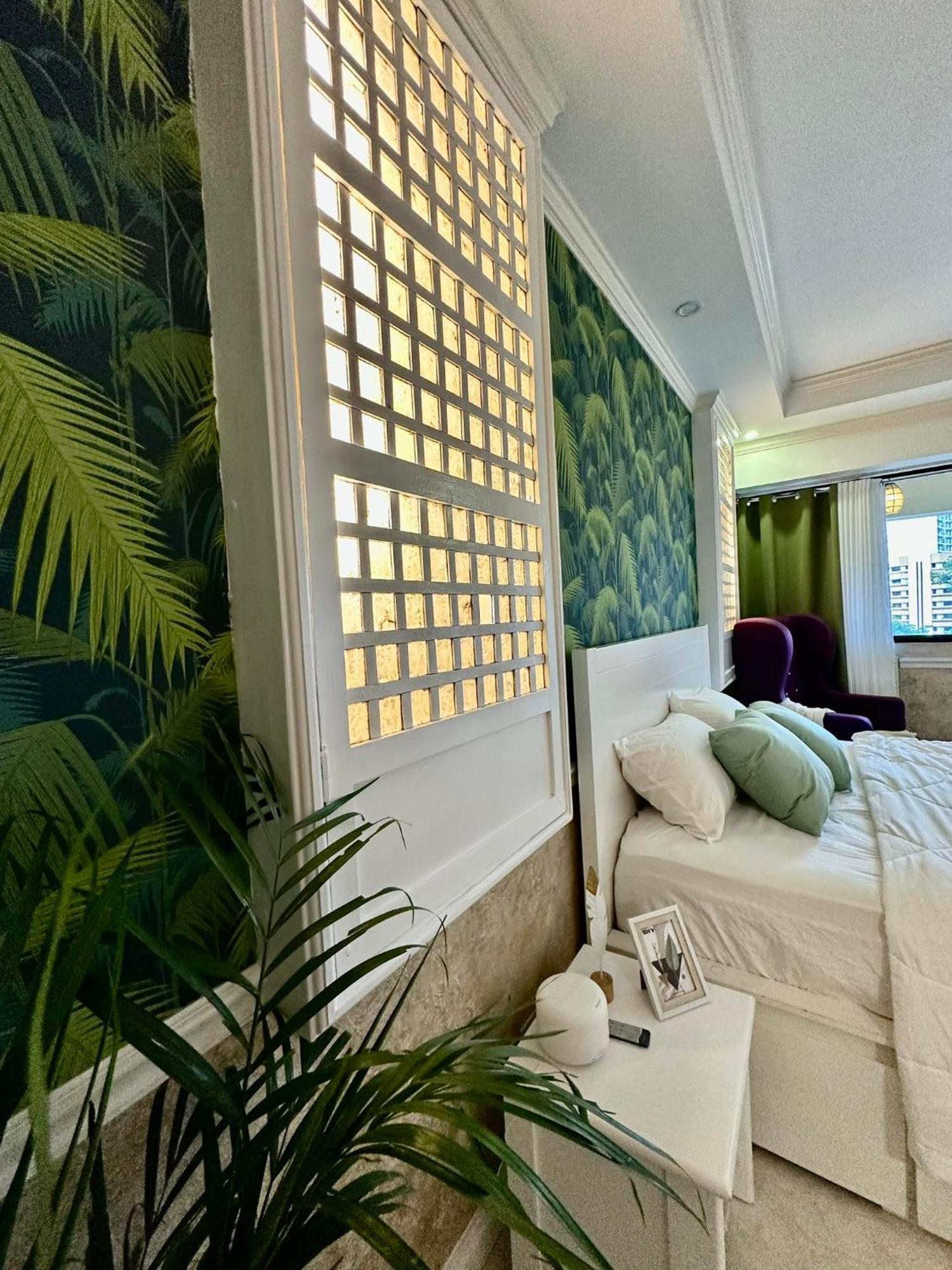One Bedroom With Balcony By Christine Suites Ph In Greenbelt Radisson 마카티 외부 사진